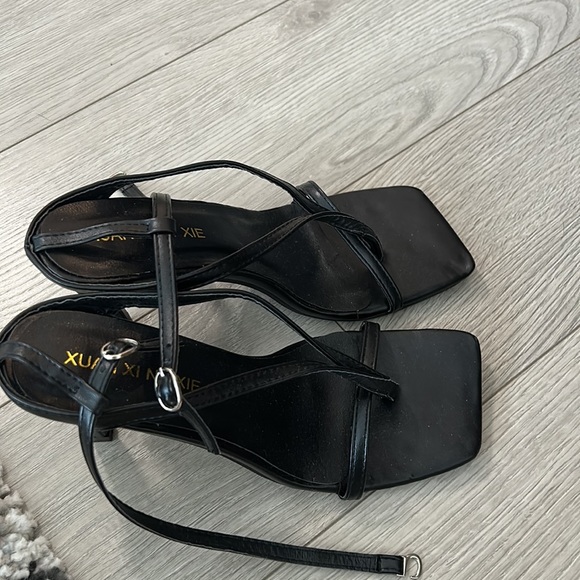 BLACK STILETTOS - Picture 4 of 4